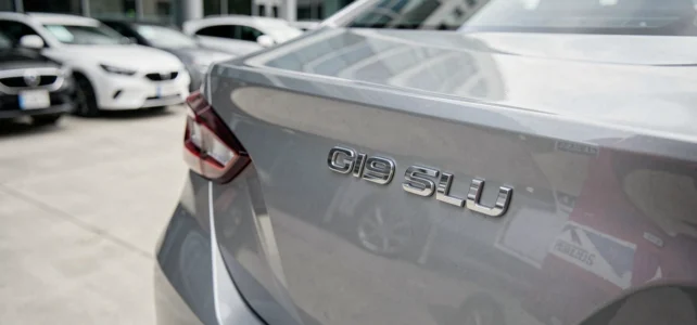 SR sur une voiture : découvrez la véritable signification de ce sigle automobile SR sur une voiture : découvrez la véritable signification de ce sigle automobile
